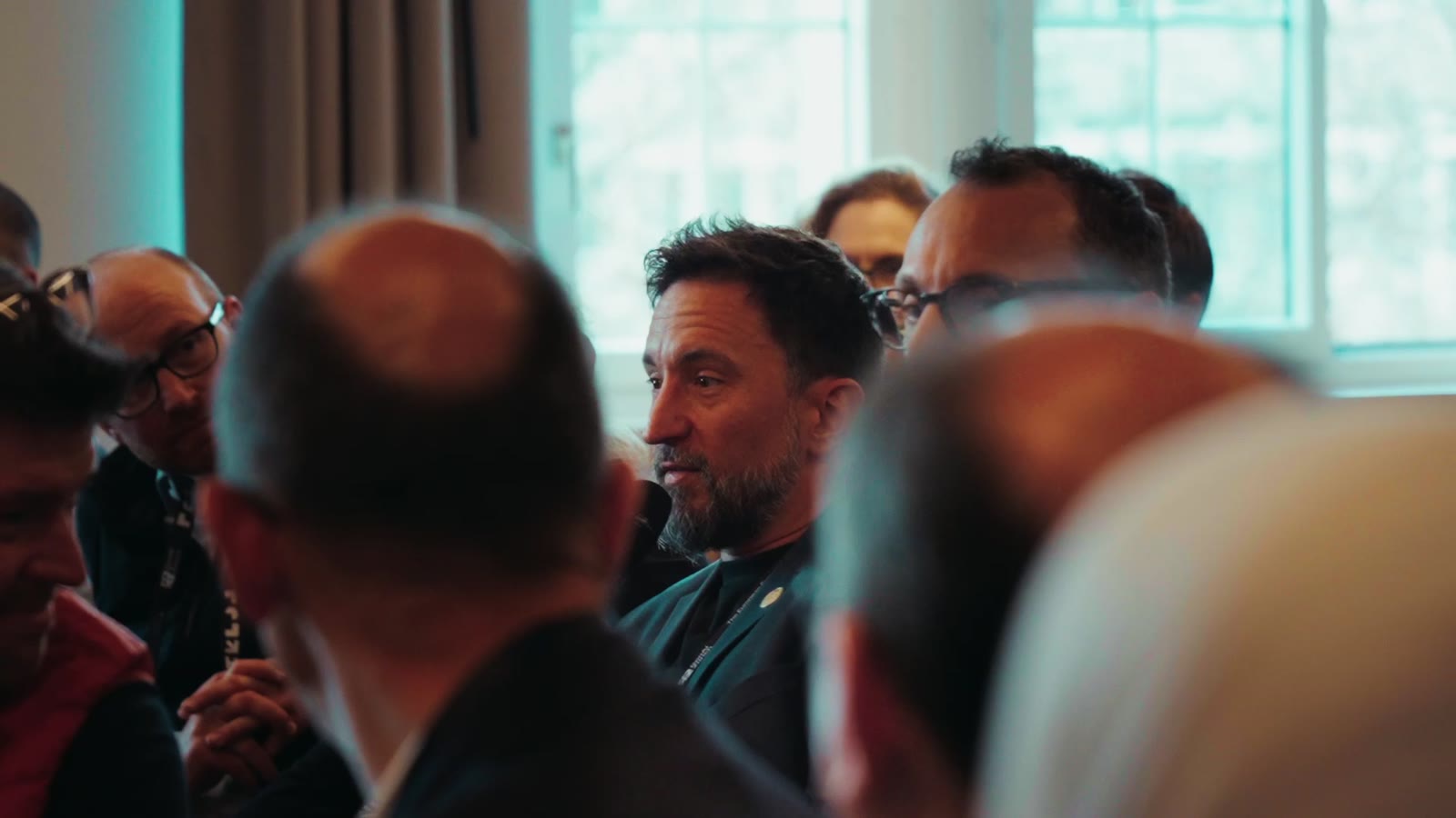 Chris Beyeler im Austausch mit einem Publikum