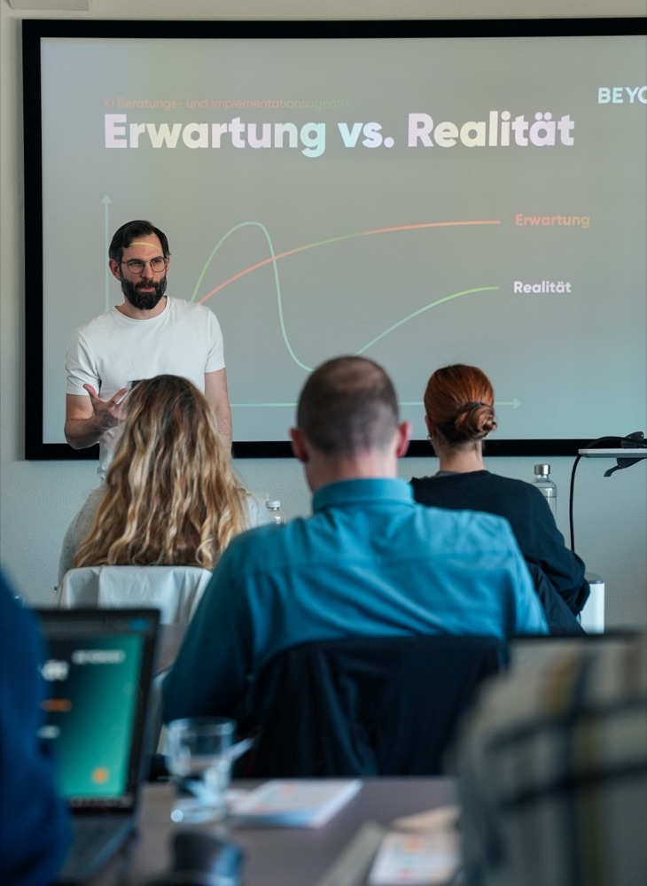 Chris Beyeler bei einem KI Workshop, AI Berater und Stratege Schweiz
