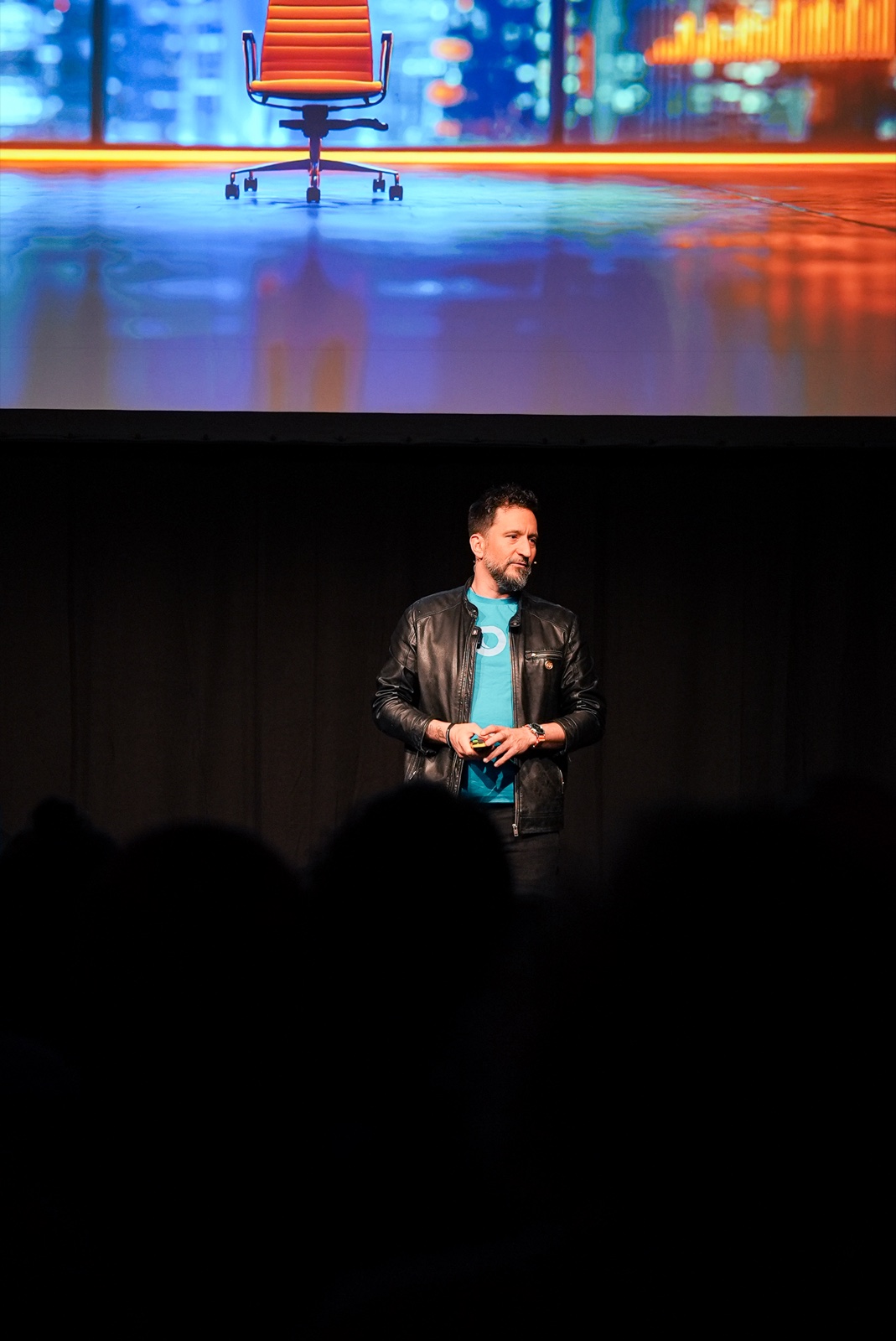 Chris Beyeler auf der Bühne, KI Keynote Speaker Schweiz