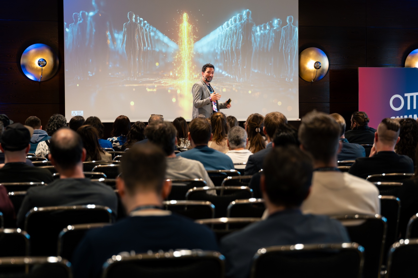 Chris Beyeler am OMT Summit mit Publikum, AI Keynote Speaker